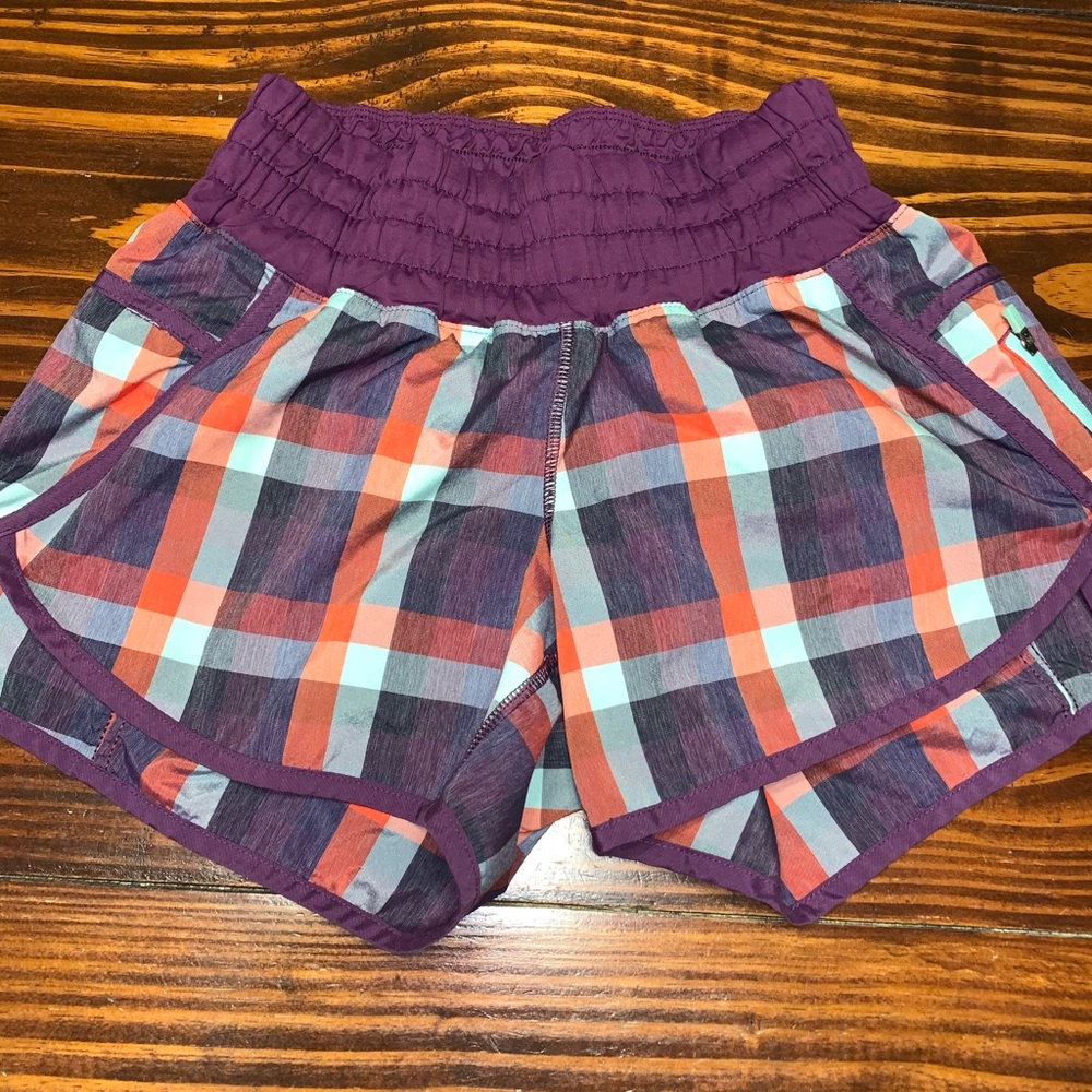 🍋 LULULEMON Tracker Short In Multi-Berry Wheezy Check - size 6